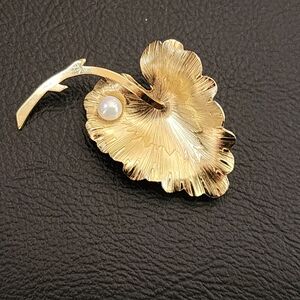Vintage 14k GOLD filled leaf brooch